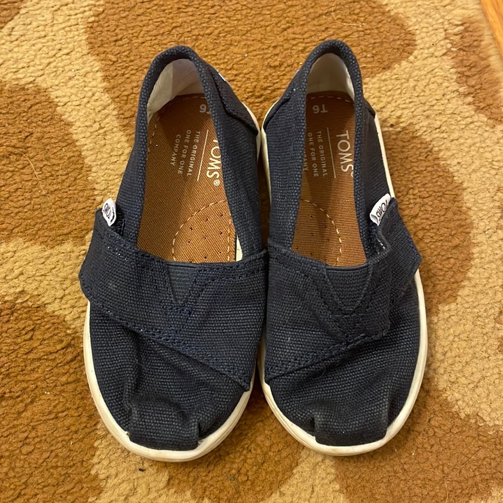 Toddler size 6 Tom’s shoes